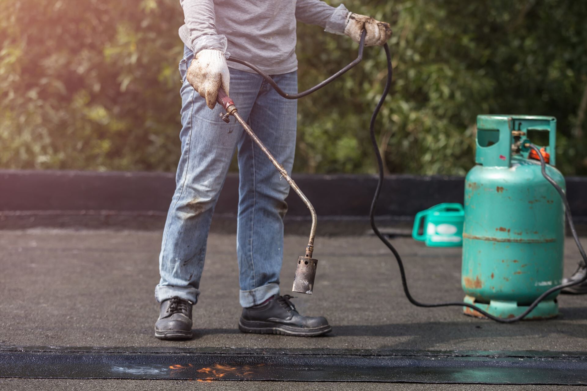 バナーを使って防水工事をするスタッフ 